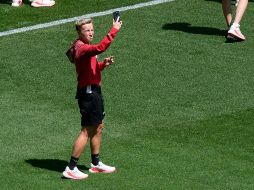 Beverly Priestman se toma una foto en el Estadio Geoffroy-Guichard antes de los Juegos Olímpicos, ella es una de las entrenadoras sancionadas. AP / Silvia Izquierdo