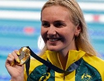 Con sus uñas pintadas con el amarillo australiano, Ariarne Titmus dominó de punta a punta. EFE / R. Wittek