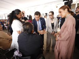 Prácticos y recatados, los nuevos esposos destacaron las ventajas legales de las que gozarán ahora como casados. FACEBOOK / Gobierno de Guadalajara