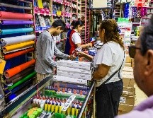 Trabajadores de papelerías señalaron que muchas personas esperan hasta la primera o segunda semana de agosto, lo que invariablemente aumentará los costos debido a la creciente demanda. EL INFORMADOR/ A. Navarro.