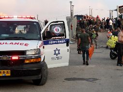 Soldados, servicios de emergencia y civiles en el lugar donde un proyectil impactó en un parque infantil. EFE