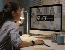 Un LED de alta velocidad parpadea a una velocidad extremadamente rápida, que es imperceptible para el ojo humano. Esta modulación de la luz representa los datos que se van a transmitir. CANVA