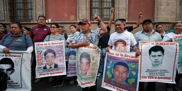 AMLO se compromete a hablar con "la verdad" a familiares de Ayotzinapa ...