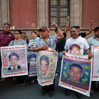 López Obrador se compromete a hablar con "la verdad" a familiares de Ayotzinapa