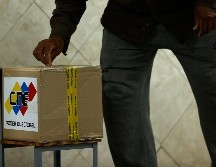 En estas elecciones, en las que compiten diez candidatos, Maduro busca continuar el legado del chavismo, en el poder desde 1999, mientras que González Urrutia se postula por primera vez. EFE/ H. Chirinos