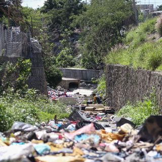 El canal de Patria-Atemajac 'se convierte en basurero' (FOTOS)