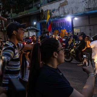 Altercados entre chavistas y opositores en centros electorales empañan la jornada