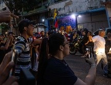 Varias decenas de motorizados que se identificaron como chavistas llegaron a un centro de votación en Caracas, donde se encontraban testigos opositores y ciudadanos que esperaban el comienzo del escrutinio de las elecciones presidenciales de este domingo.  EFE/ H. Chirinos