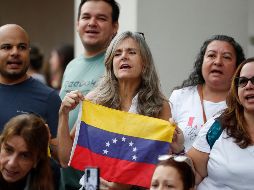 Seguidores de la líder opositora venezolana María Corina Machado gritan consignas a su llegada a votar en las elecciones presidenciales de Venezuela, en el consulado de Venezuela en Ciudad de Panamá. EFE/ B. Velasco