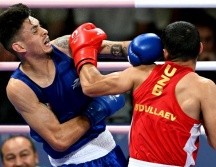 Miguel Martínez (de azul) cayó derrotado ante el kazajo Ruslan Abdullaev por decisión unánime. AFP
