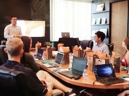 Aquellos con un profundo entendimiento del negocio, pueden utilizar la IA de manera más efectiva. UNSPLASH / CAMPAING CREATORS