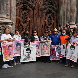 Padres de Ayotzinapa, 'decepcionados' tras reunión con AMLO; ven esperanza con Sheinbaum