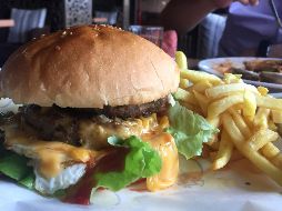 Consumir alimentos difíciles de digerir es una de las causas principales de las flatulencias, entre otros. AP / ARCHIVO