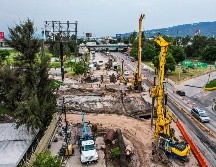 Ingenieros, albañiles, fierreros, carpinteros, operadores de retroexcavadoras y perforadoras, elementos de seguridad entre otros laboran en este punto. EL INFORMADOR/ A. Navarro