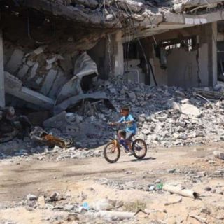 Piojos, sarna y sarpullidos afectan a niños palestinos al propagarse enfermedades