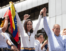 La líder opositora venezolana, Machado, y el candidato a la presidencia de Venezuela, Edmundo González, saludan en una manifestación de hoy en Caracas. EFE / Ronald Peña R.