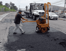 Personal del Gobierno del Estado, en colaboración con los Ayuntamientos de Tlajomulco y Tlaquepaque, comenzaron con las labores de pavimentación para tapar los baches de la vialidad el fin de semana pasado. CORTESÍA / Ayuntamiento de Tlaquepaque