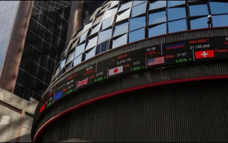 En la sesión, el peso se depreció un 0.7 % frente al dólar, al cotizar en 18.75 unidades por billete verde, tras valuarse en los 18.62 en la sesión previa, según datos del Banco de México. NTX / ARCHIVO