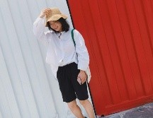 La vestimenta que utilizamos siempre ha sido puesta en duda y forma parte de las recomendaciones de algunos organismos que buscan prevenir los golpes de calor. UNSPLASH/ Yue Iris