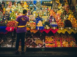 Incorporar la cáscara de esta fruta a nuestra alimentación puede hacerse como infusión. Unsplash / D. Luna
