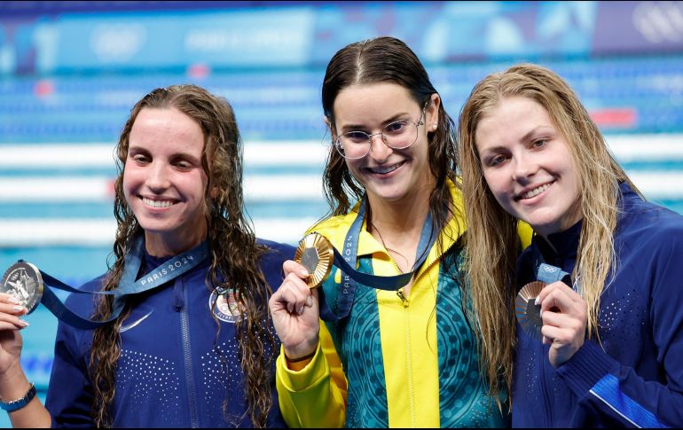 Las nadadoras, la australiana Kaylee McKeown (oro), y las estadounidenses, Regan Smith (plata) y Katharine Berkoff (bronce), posan con las medallas de la final de 100m Espalda Femenino. EFE/Lavandeira Jr.