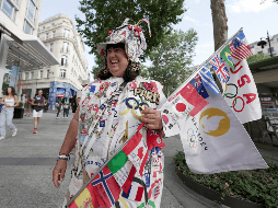 La estadounidense Vivianne Robinson difícilmente pasa desapercibida en las calles de París, sede de los Juegos Olímpicos de 2024, cubierta de broches y adornos. AP / L. Jo