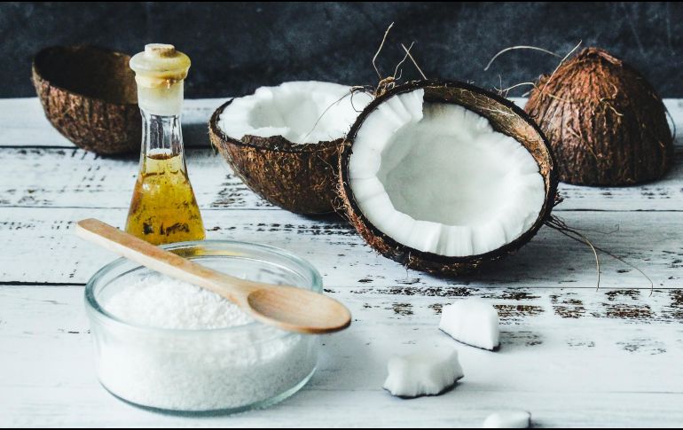 Usar el aceite de coco para eliminar el maquillaje es sencillo y efectivo. UNSPLASH / T. DRNDARSKI