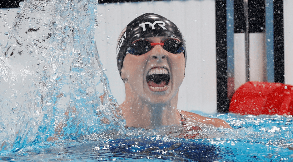 Katie Ledecky revalidó el título de campeona que conquistó hace tres años en Tokio con un tiempo de 15:30.02 minutos, nuevo récord olímpico. EFE / F. Robinchon