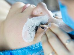 La función de las pestañas naturales es proteger los ojos de polvo, suciedad y bacterias que pueden entrar y desarrollar infecciones. Unsplash.