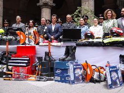 Se lleva a cabo en el Palacio municipal de Guadalajara la entrega de equipamiento a Bomberos de Guadalajara. EL INFORMADOR/H.FIGUEROA