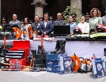 Se lleva a cabo en el Palacio municipal de Guadalajara la entrega de equipamiento a Bomberos de Guadalajara. EL INFORMADOR/H.FIGUEROA