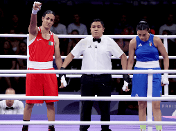 La italiana Ángela Carin se retiró de su combate de octavos de final tras recibir dos fuertes golpes por parte de la púgil argelina Imane Khelif. EFE / Y. Arhab