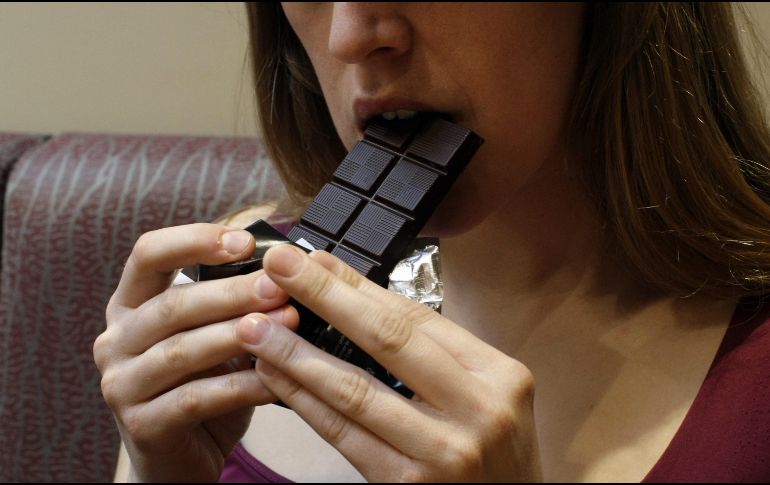 El consumo de chocolate amargo puede mejorar el flujo sanguíneo, el estado de ánimo y la cognición a corto plazo. AP / ARCHIVO