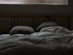 Acostarse antes de esta hora es esencial para proteger nuestra salud mental. Unsplash.