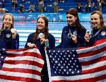 Katie Ledecky (der.) tiene oportunidad de ganar otra medalla en París. EFE/F. Robichon