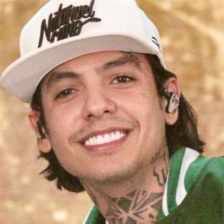 Natanael Cano presume cama de billetes en estado de ebriedad (FOTO)