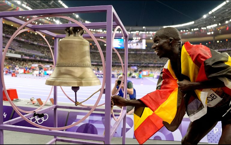 Joshua Cheptegei es el primer campeón del atletismo en París. AP/M. Scharader