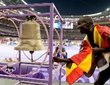 Joshua Cheptegei es el primer campeón del atletismo en París. AP/M. Scharader