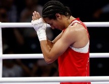 La boxeadora argelina Imane  Khelif (rojo) celebra su victoria ante la húngara Anna Luca Hamori. EFE / Miguel Toña