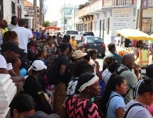 Migrantes esperan su turno para realizar el trámite para ingresar a Estados Unidos. EFE/J. Blanco