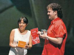 El director José Luis Zorrero recibe su reconocimiento durante el GIFF. CORTESÍA