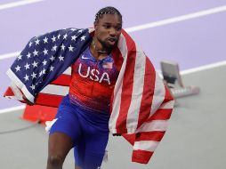 En la meta paró el crono 9.79, mismo tiempo que el joven jamaicano Kishane Thompson, que llegó solo cinco milésimas después para colgarse la plata. EFE/EPA/R. WITTEK