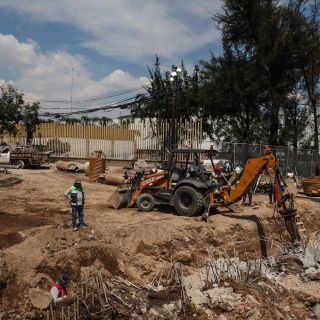 Instalan red de drenaje en socavón de López Mateos (FOTOS)