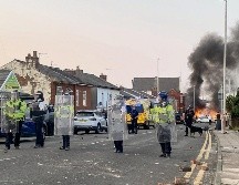 En varias ciudades y pueblos de Reino Unidos tuvieron marchas que terminaron en violencia. AFP