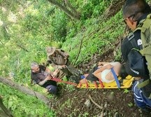 Édgar de 28 años, sufrió una luxación en el hombro al intentar subir la barranca, y se encontraba atorado en un voladero en un lugar conocido como El Tecolote.ESPECIAL/ Policía de Guadalajara