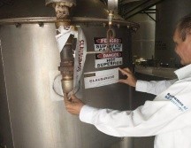 Se colocó un sello de clausura sobre cinta plástica delimitadora en uno de los alambiques utilizados para la producción de tequila. ESPECIAL.