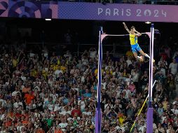 Armand Duplantis fue la estrella que más brilló en el cielo parisino al superar los 6.25 metros en el salto con pértiga, récord mundial. XINHUA/L. Wai