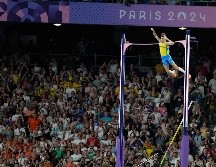 Armand Duplantis fue la estrella que más brilló en el cielo parisino al superar los 6.25 metros en el salto con pértiga, récord mundial. XINHUA/L. Wai