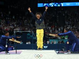 Simone Biles y Jordan Chiles tuvieron un buen gesto deportivo para felicitar el gran desempeño de su competidora, Rebeca Andrade, en la final de suelo de la gimnasia artística de París 2024. XINHUA/C. Can