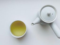 Para preparar el té blanco solo basta con hervir unas hojas del mismo en agua natural por al menos 5 minutos. Deja reposar y sirve al gusto. ESPECIAL / Foto de Vin Jin en Unsplash